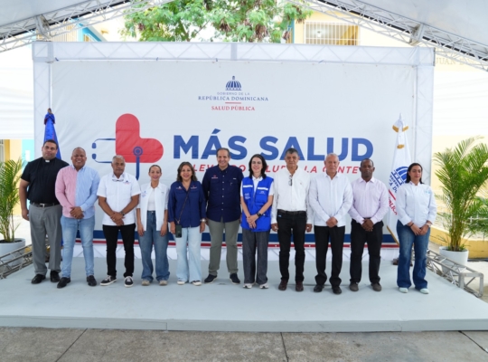 Ministro Víctor Atallah lleva a SDO la jornada “Más Salud y Bienestar”