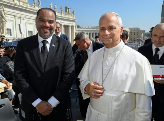 Pablo Ulloa invita al papa León XIV a visitar República Dominicana y pide oraciones por sus familias
