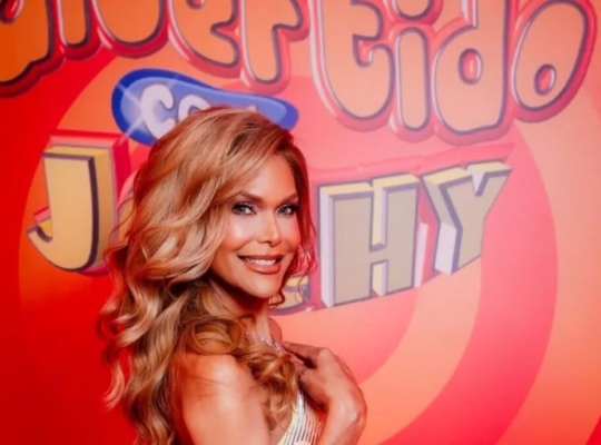 Georgina Duluc vuelve a la TV dominicana como coanimadora de Divertido con Jochy, reencontrándose con sus inicios tras dos décadas de ausencia.