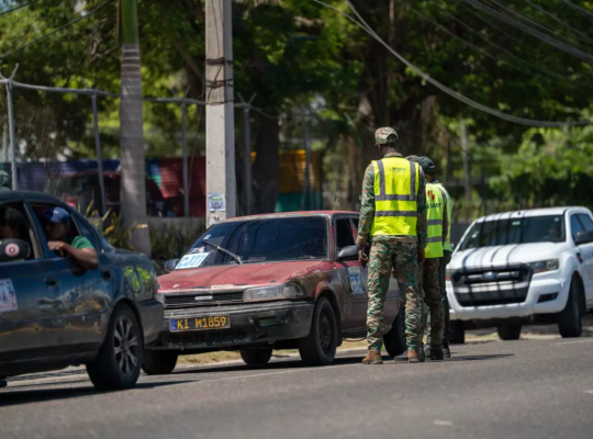 Golpe al transporte irregular: autoridades fiscalizan 15 vehículos en corredores del Gran Santo Domingo