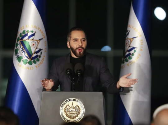 Nayib Bukele genera debate regional con sus críticas a gobiernos latinoamericanos y su propuesta de extender su modelo de seguridad