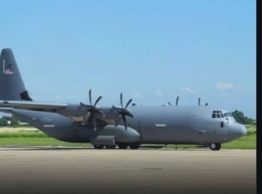 Avión con cargamento militar del El Salvador aterriza en el AILA