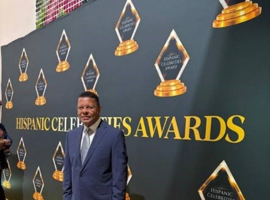 Dany Alcántara recibe en Miami el  premio nuevo líder de los medios de comunicación de República Dominicana