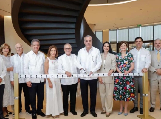 Abinader acompaña a Frank Rainieri y Haydée Kuret en la inauguración del Centro Cultural Rainieri, una apuesta por la identidad dominicana